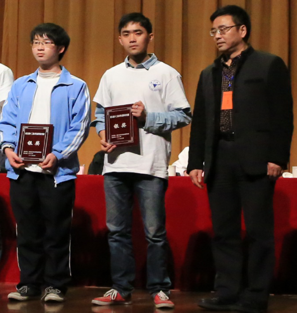 图3 杏吧
银奖队伍代表汝峰领奖