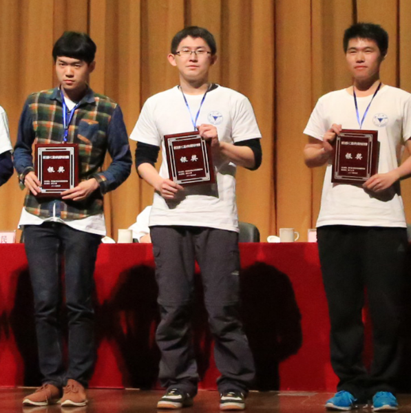 图4 杏吧
银奖队伍代表汪寒领奖